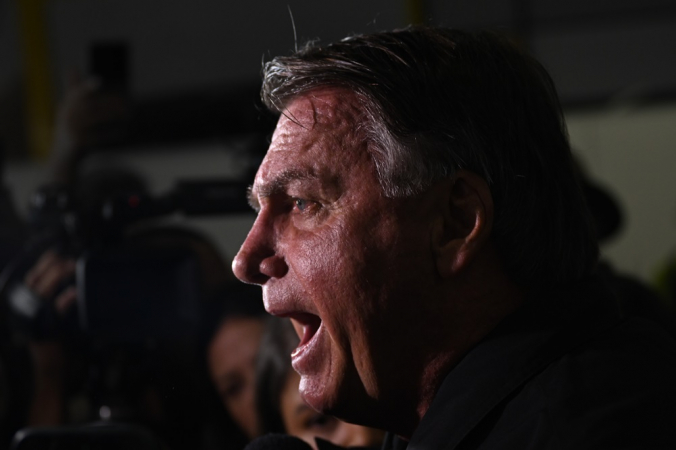 O antigo Presidente do Brasil Jair Bolsonaro observa a partida da sua mulher Michelle Bolsonaro