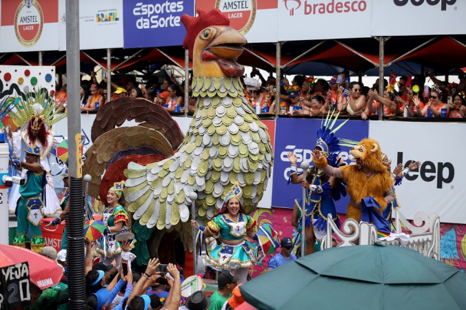 Galo da Madrugada, maior "bloco de carnaval de rua do mundo" desfila pelas ruas do centro de Recife