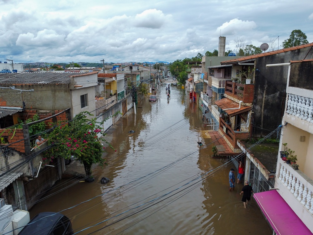 Ruas alagadas e pessoas ilhadas, no bairro Vila Seabra e Jardim Helena, na zona leste de São Paulo