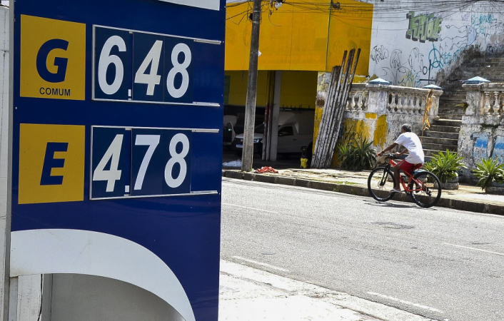 Movimento de motoristas em posto de combustível na cidade de Salvador (BA)