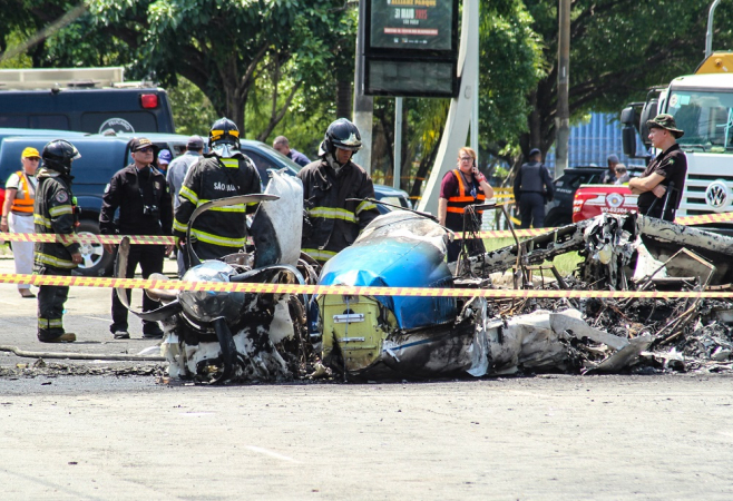 Equipes realizam perícia na aeronave que caiu no bairro da Barra Funda, em SP