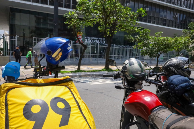 Representantes da Uber Brasil, da 99 e dos movimentos de mototaxistas e motoboys participam de audiência pública na Câmara Municipal de São Paulo