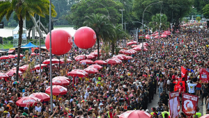 O cantor Alceu Valença comanda o Bloco Bicho Maluco Beleza, durante o carnaval de rua de São Paulo, no Parque do Ibirapuera, na zona sul