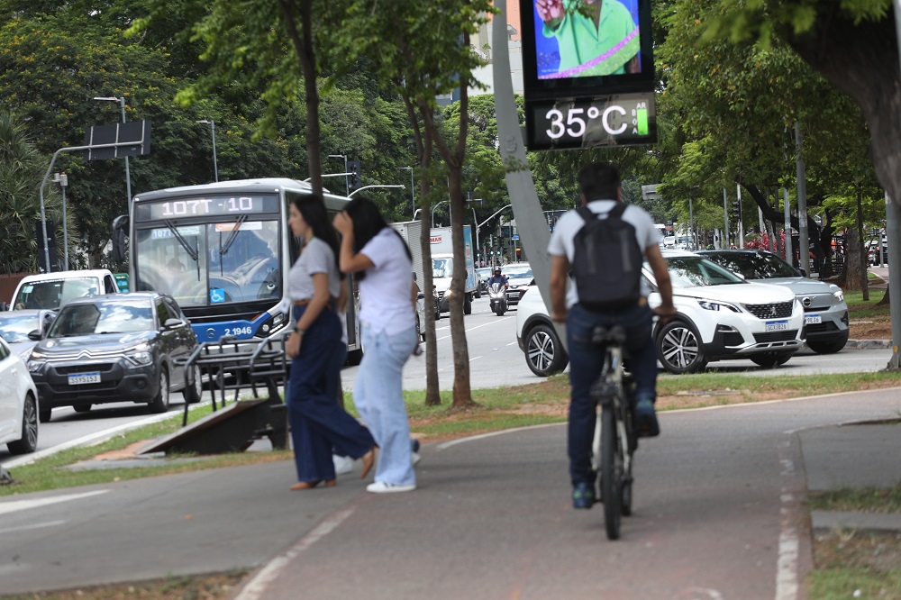 Pedestres enfrentam forte calor na Avenida Faria Lima, na zona oeste da cidade de São Paulo