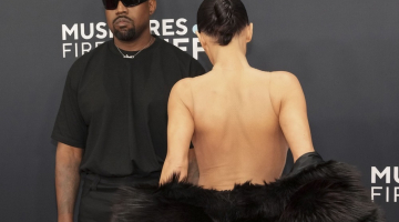 Kanye West (E) e Bianca Censori no tapete vermelho da 67ª cerimônia anual do Grammy Awards na Crypto.com Arena, em Los Angeles