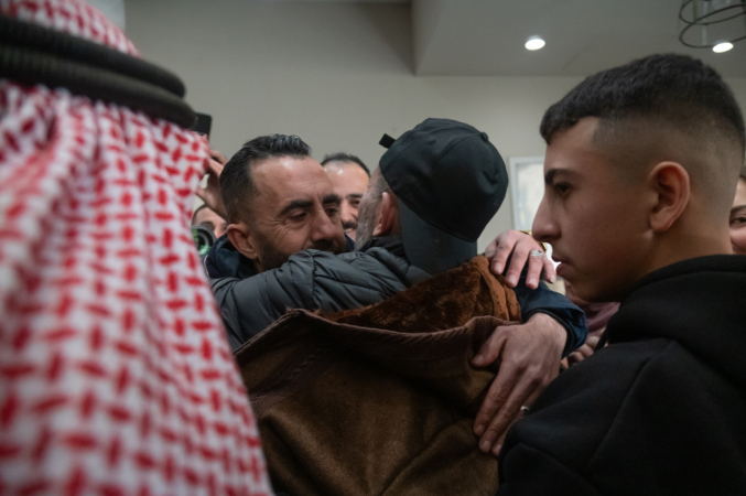 Palestinos são libertados e atendidos em hospital