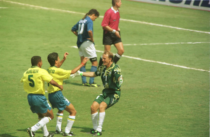 Os jogadores brasileiros Mauro Silva e Bebeto correm para abraçar o goleiro Taffarel após pênalti perdido por Roberto Baggio