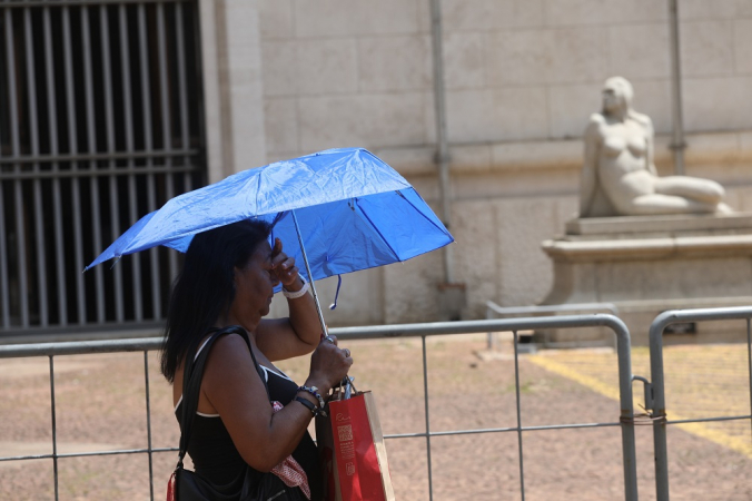 Pedestres enfrentam sol e forte calor no centro de SP