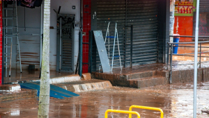 Água começa a baixar após trégua na chuva e uma densa camada de lama é vista pelas ruas da região central de Franco da Rocha, na Grande São Paulo