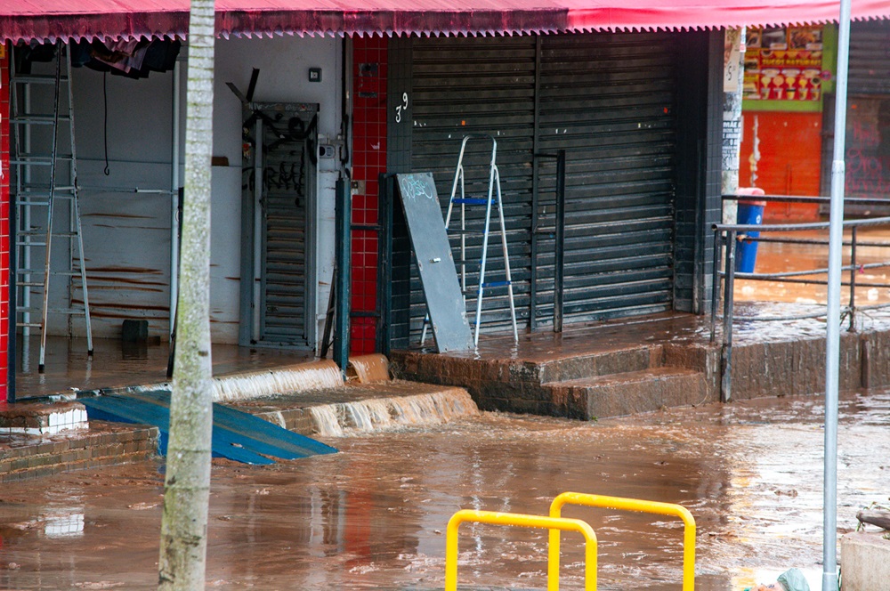 Água começa a baixar após trégua na chuva e uma densa camada de lama é vista pelas ruas da região central de Franco da Rocha, na Grande São Paulo