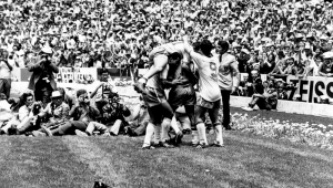 Jogadores comemoram o quarto gol marcado pela Seleção Brasileira na final da Copa do Mundo de 70