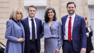 O presidente francês Macron recebe o vice-presidente dos EUA, Vance, no Palácio do Eliseu