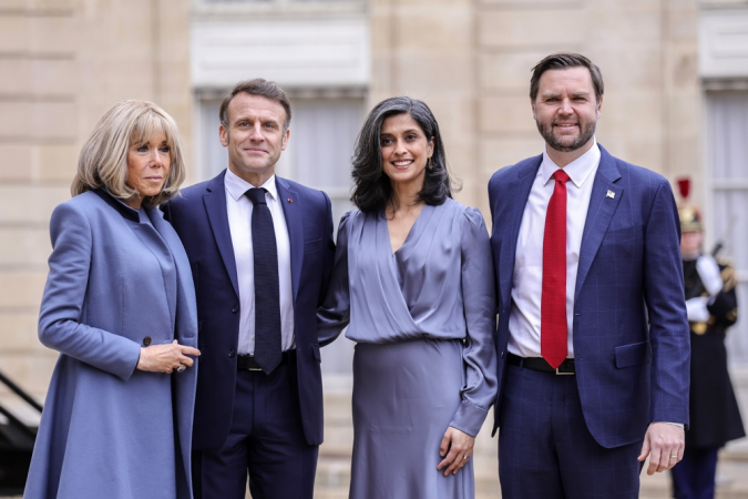 O presidente francês Macron recebe o vice-presidente dos EUA, Vance, no Palácio do Eliseu