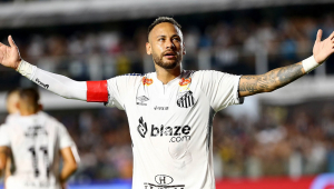 O jogador Neymar, do Santos, marca gol na partida contra o Água Santa, válida pelo Campeonato Paulista, realizada na Vila Belmiro