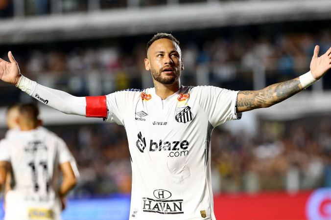 O jogador Neymar, do Santos, marca gol na partida contra o Água Santa, válida pelo Campeonato Paulista, realizada na Vila Belmiro