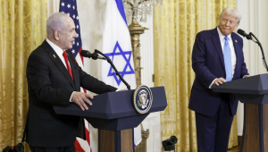 Washington (Estados Unidos), 04/02/2025.- O primeiro-ministro israelense Benjamin Netanyahu (E) e o presidente dos EUA Donald J. Trump