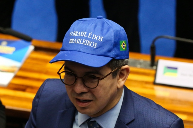 Ministros e aliados de Lula usam boné azul em resposta a ‘trumpistas’ brasileiros