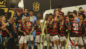 Equipe do Flamengo comemora o título ao vencer o Botafogo, na partida válida pela Supercopa do Brasil