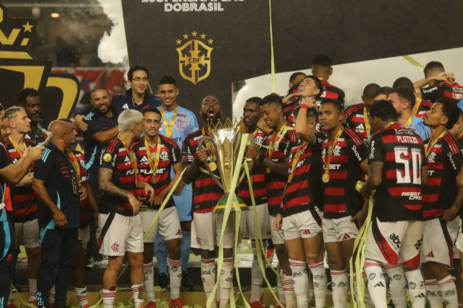 Equipe do Flamengo comemora o título ao vencer o Botafogo, na partida válida pela Supercopa do Brasil