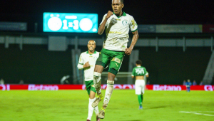 Estevão, do Palmeiras, marca o terceiro gol diante do Guarani,