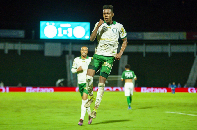 Estevão, do Palmeiras, marca o terceiro gol diante do Guarani,