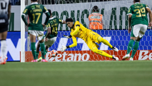 Hugo Souza, do Corinthians, defende pênalti cobrado por Estêvão, do Palmeiras