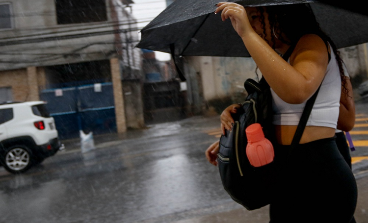 Chuva deixa a cidade de São Paulo em estado de atenção e causa alagamento em linha de trem