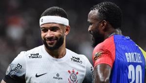 Memphis do Corinthians e Gonzalez durante partida entre Corinthians x Universidad Central VEN, jogo de volta da Copa Conmebol Libertadores