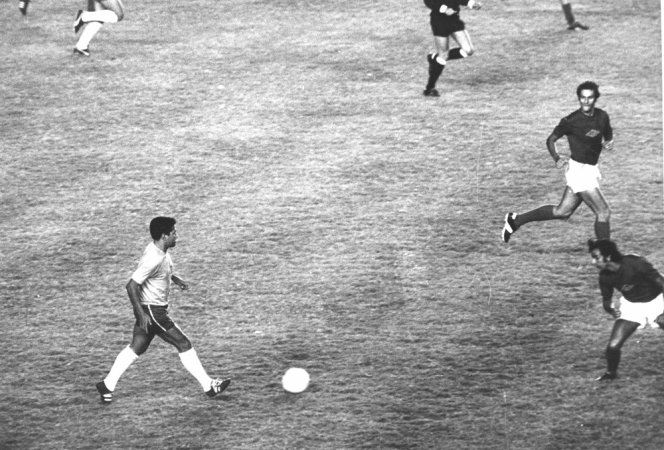 Mané Garrincha em seu jogo de despedida, chamado de jogo da Gratidão, no Maracanã.