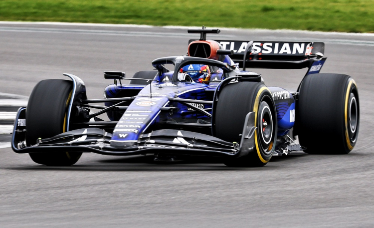 Carlos Sainz pilota o novo carro da Williams em Silverstone