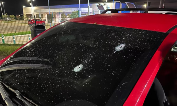 Carro do advogado atingido por disparos