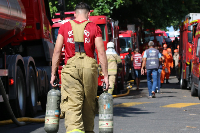 Incêndio atinge fábrica de confecção no Rio de Janeiro; funcionários são resgatados pela janela