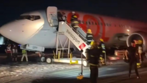 Avião da Gol colide com carro na pista de decolagem do Aeroporto do Galeão