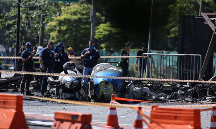 Acidente com avião interdita avenida Marquês de São Vicente