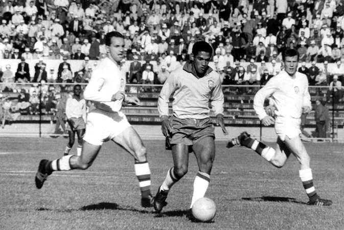 Garrincha passa por Novak e corre em direção a área da Checoslováquia