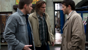 Jensen Ackles (esq), Jared Padalecki (centro) e Misha Collins em cena de Supernatural