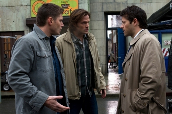 Jensen Ackles (esq), Jared Padalecki (centro) e Misha Collins em cena de Supernatural