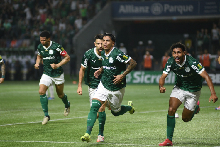 Palmeiras vence Botafogo de virada e evita queda precoce no Paulistão