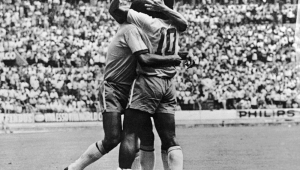 Os jogadores da Seleção Brasileira de Futebol, Jairzinho (e), Tostão (c) e Pelé (camisa 10), comemoram o gol de Jairzinho, contra a seleção do Urugua