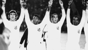 Os jogadores Oberdan, Pelé, Ramos Delgado e Lima, do Santos, saúdam a torcida, antes do início da partida contra o Corinthians