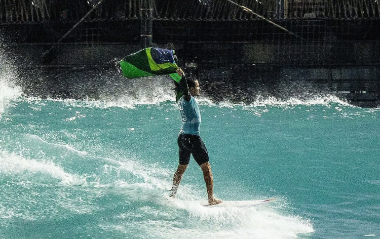 Italo Ferreira ganha em Abu Dhabi e lidera a World Surf League