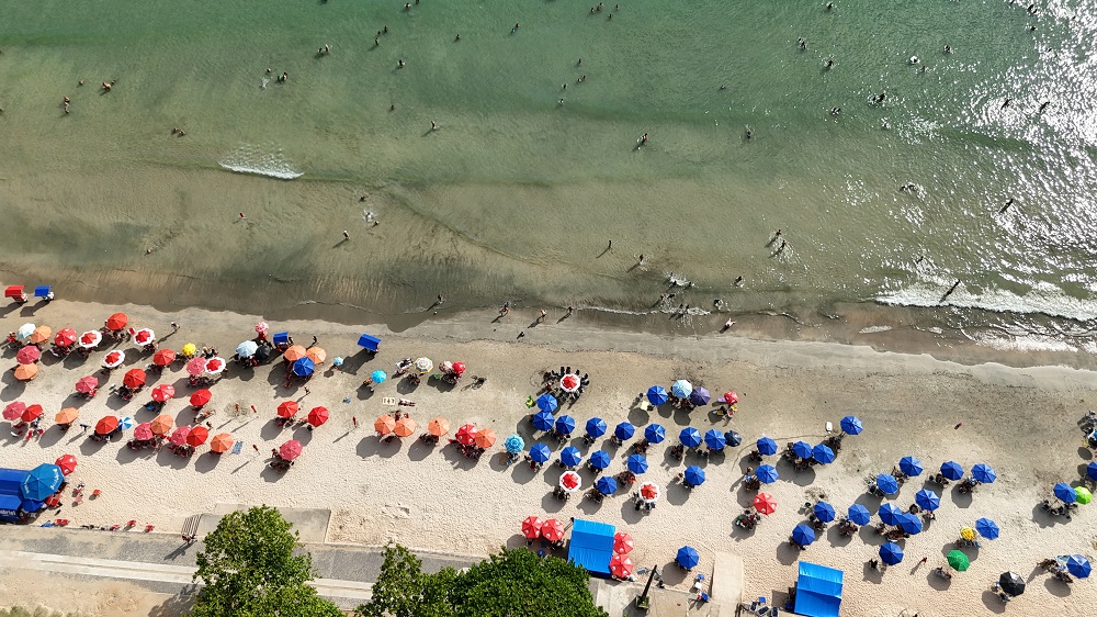 Imagem aérea com uso de drone mostra a movimentação de banhistas na Praia do Guaiúba, no Guarujá, litoral sul paulista