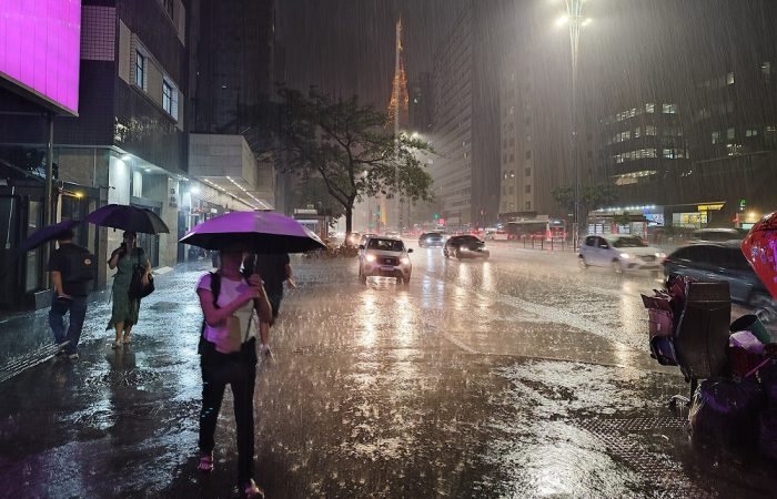 Temporal atinge a cidade de São Paulo