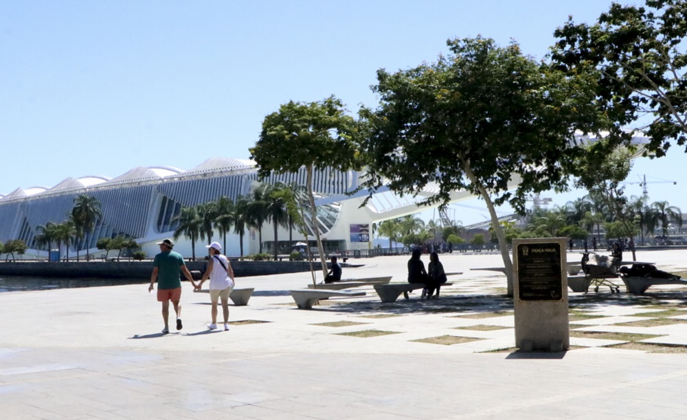 Pedestres enfrentam dia de calor na cidade do Rio de Janeiro