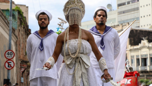 Filhos de Gandhi celebra Dia de Iemanjá na zona portuária do Rio de Janeiro