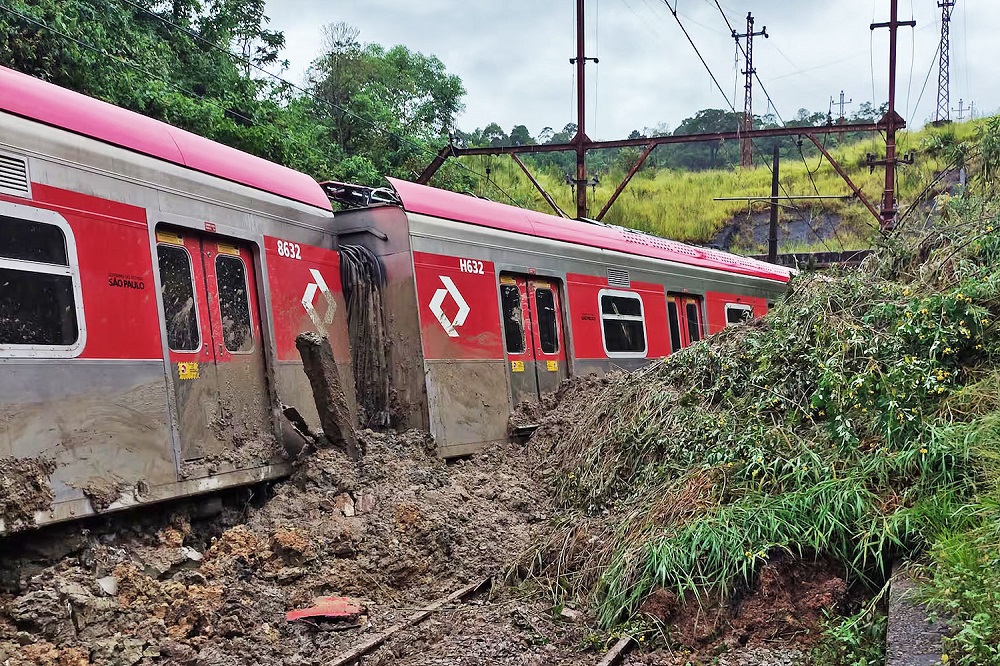 Trem da CPM descarrilou após deslizamento de terra nas proximidades da estação Botujuru, localizada em Campo Limpo Paulista