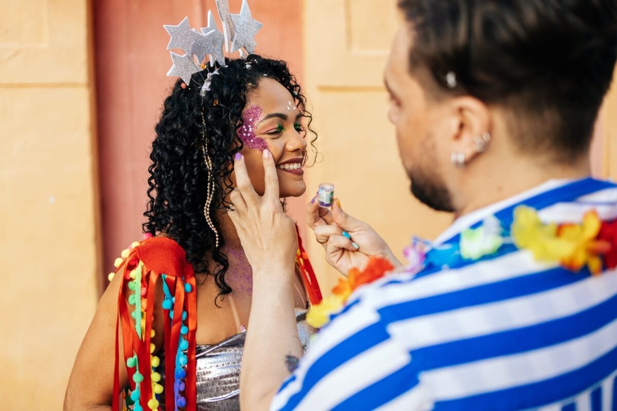 A aplicação de glitter na maquiagem deve ser acompanhada por alguns cuidados para garantir a saúde da pele 