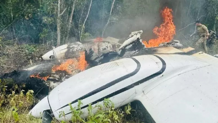 FAB intercepta avião peruano com 500 kg de drogas na Amazônia