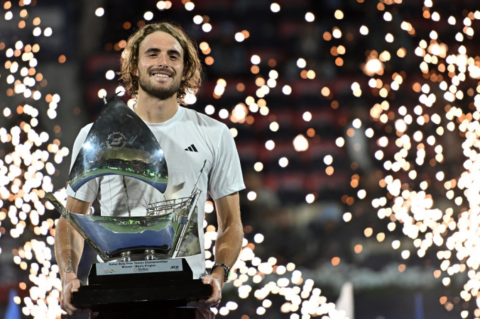 O grego Stefanos Tsitsipas posa com o troféu no pódio após vencer a final do ATP Dubai