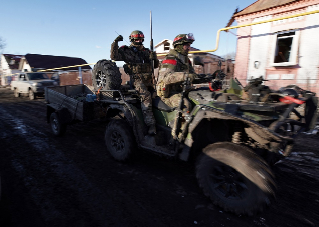 Soldados russos andam em um quadriciclo (ATV) na vila de Kazachya Loknya, que anteriormente estava sob controle das tropas ucranianas e foi recentemente retomada
